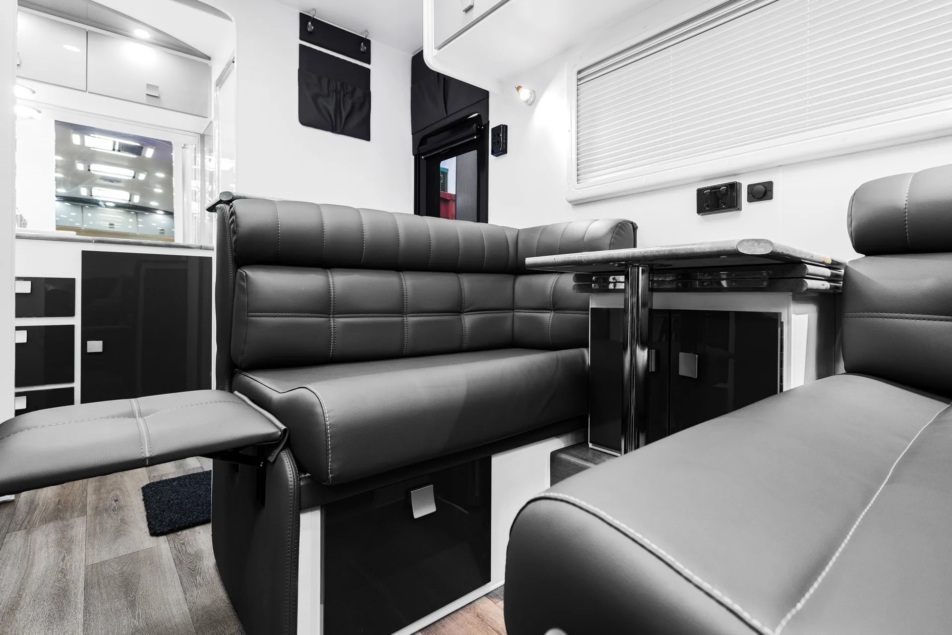 images/Hilltop/colours/Practical_Grey/FeatherTop-10.webp#joomlaImage://local-images/Hilltop/colours/Practical_Grey/FeatherTop-10.webp?width=1920&height=1281