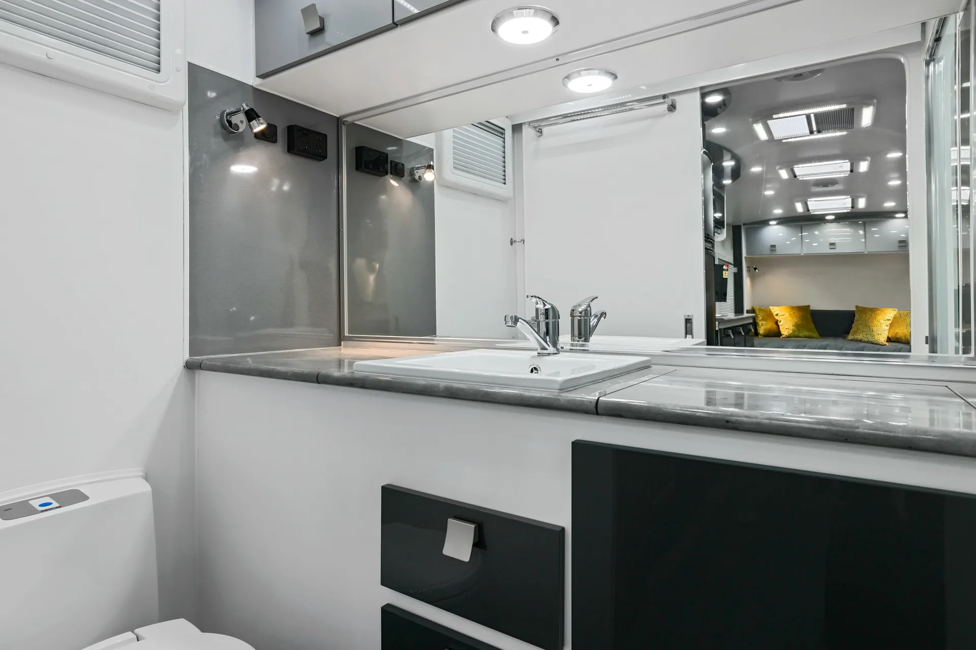 images/Hilltop/colours/Practical_Grey/FeatherTop-14.webp#joomlaImage://local-images/Hilltop/colours/Practical_Grey/FeatherTop-14.webp?width=1920&height=1280